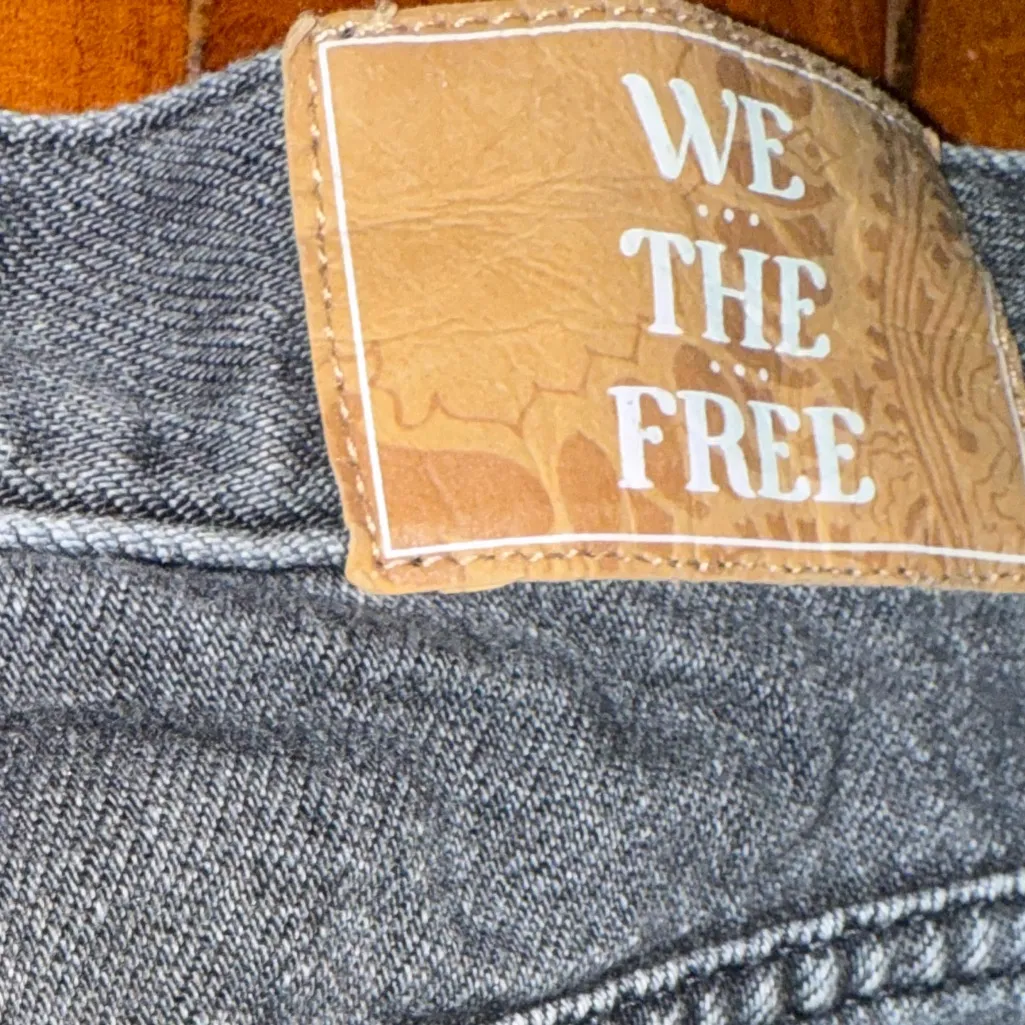 WE THE FREE  ivy mid-rise shorts black rigid demin size 24 - Image 6