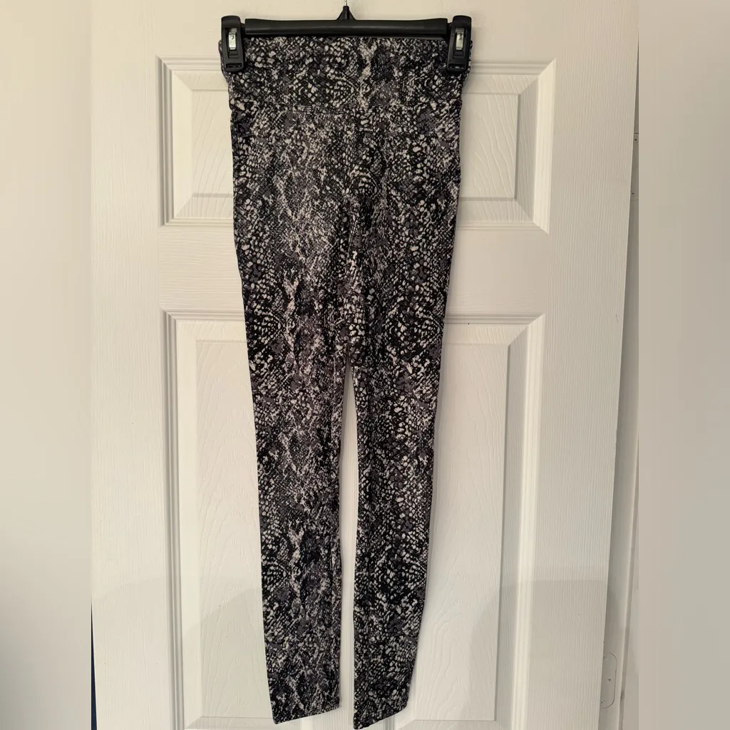 Spanx Faux Leather Snake Shine Women’s White Greyish Black Leggings Size XS - Image 7