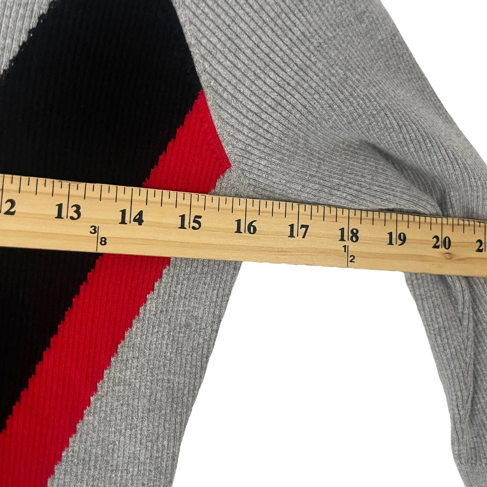 T Tahari Size Medium Grey Ribbed Soft Viscose V Long Sleeve Round Neck Sweater - Image 8