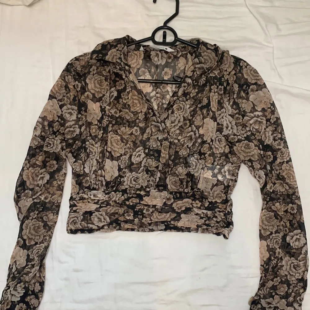 Long sleeve crop top with collar! Transparent floral - Image 2