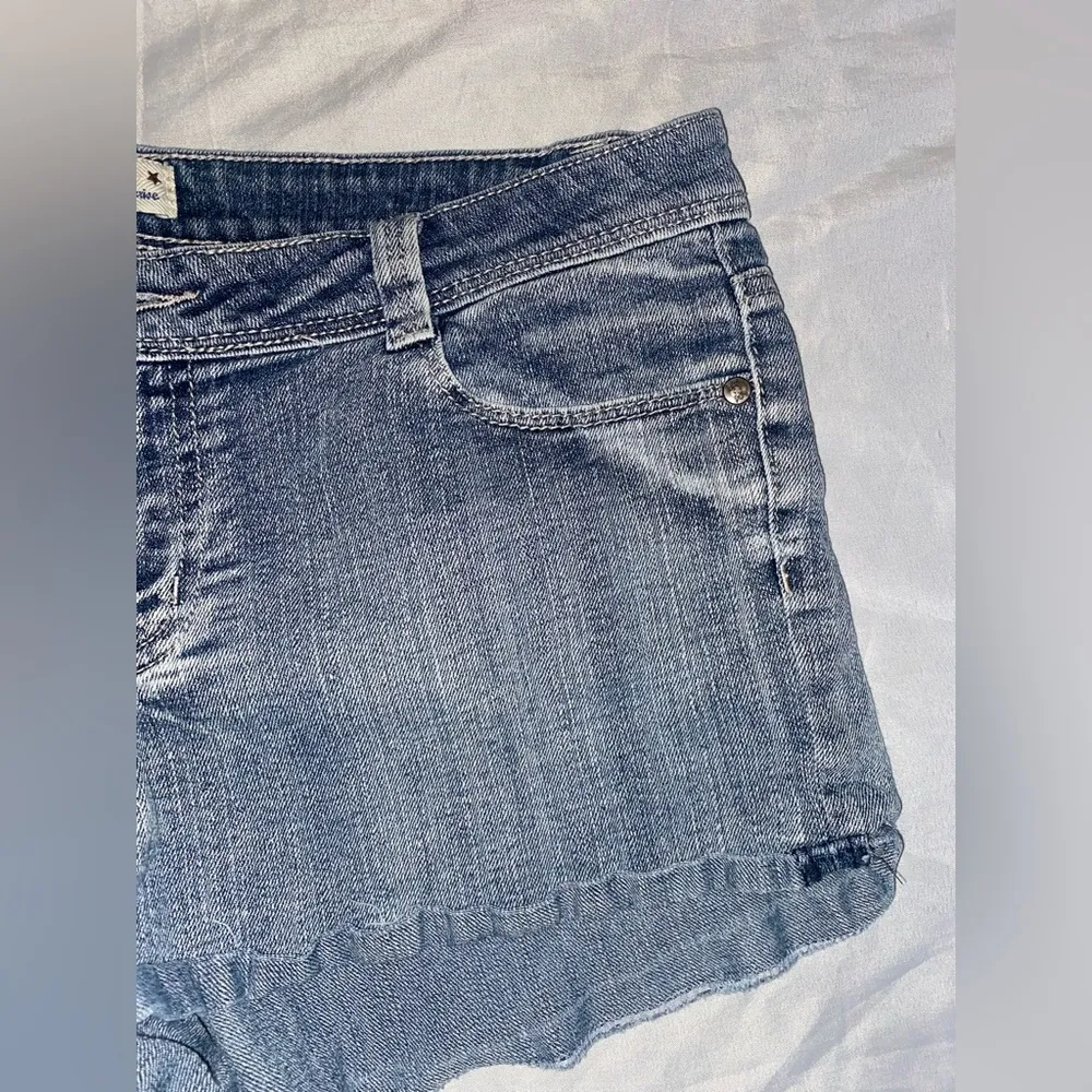 y2k lei medium wash denim micro mini shorts - Image 2