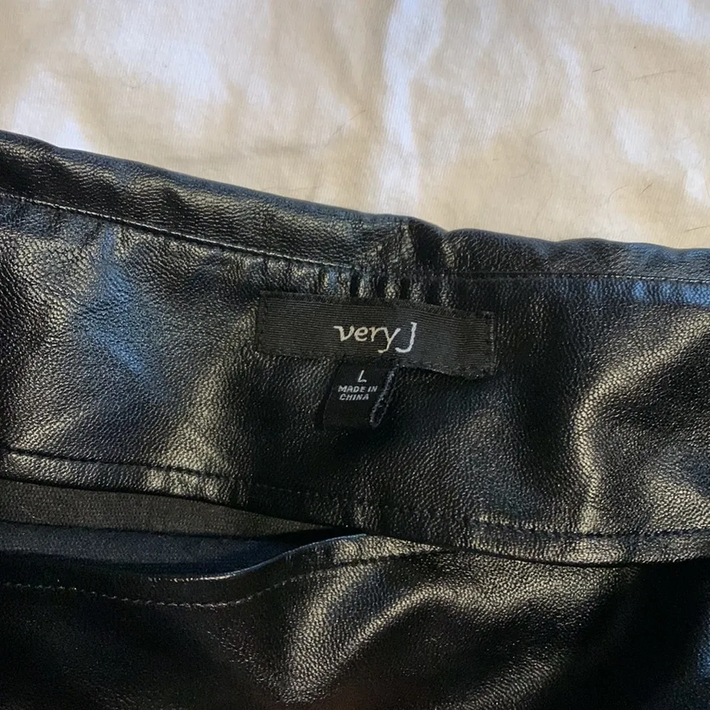 ⚡️Super rad scalloped pleather skirt⚡️ Size L - Image 3