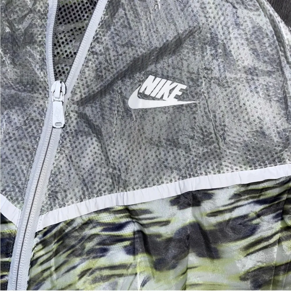 Lightweight Nike Green Print Small Hyperfuse Windrunner Jacket Water Repellent - Image 5