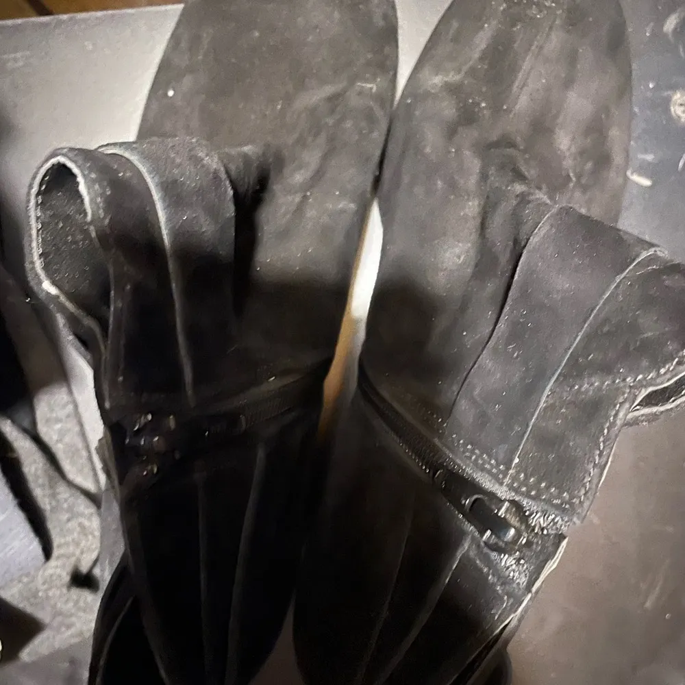 SIZE 8 BLACK ANKLE BOOTIES - Image 3