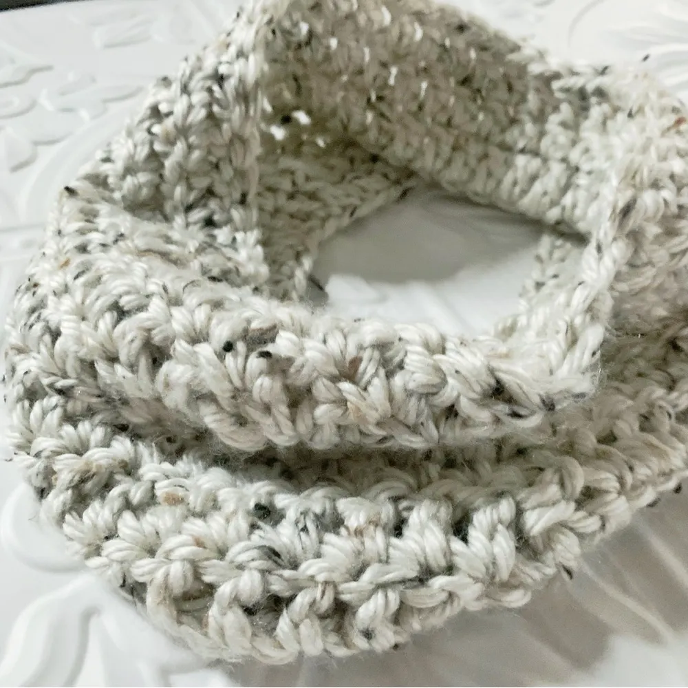 HANDMADE Chunky Knit Mini Infinity Neck Scarf Gray - Image 4