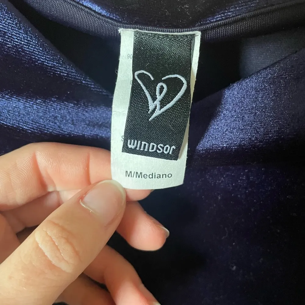 Velvet Asymmetrical Off-the-Shoulder Bodycon Dress - Image 5