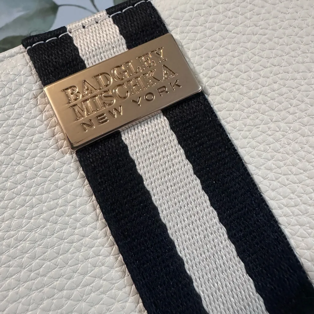 Badgley Mischka Ivory and Black Wallet - Image 4