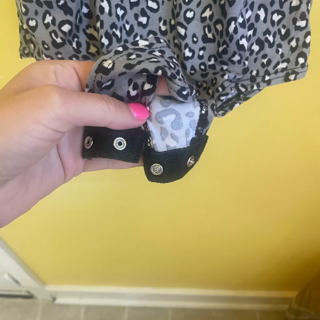 Gaze Gray Leopard Bodysuit - Image 6