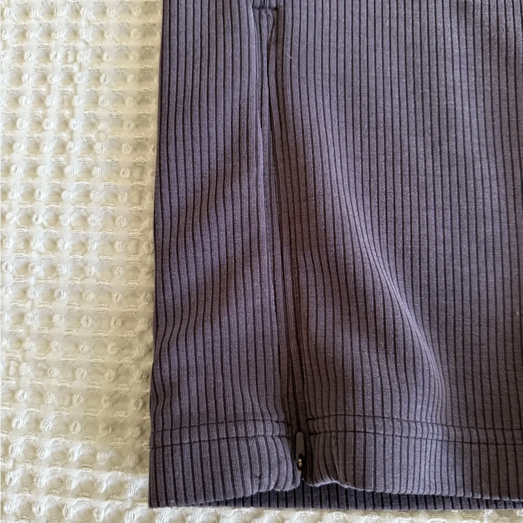 Lululemon Ribbed Softstreme Zip-Leg High-Rise Cropped Pants 25"
Black
Size 10 - Image 2