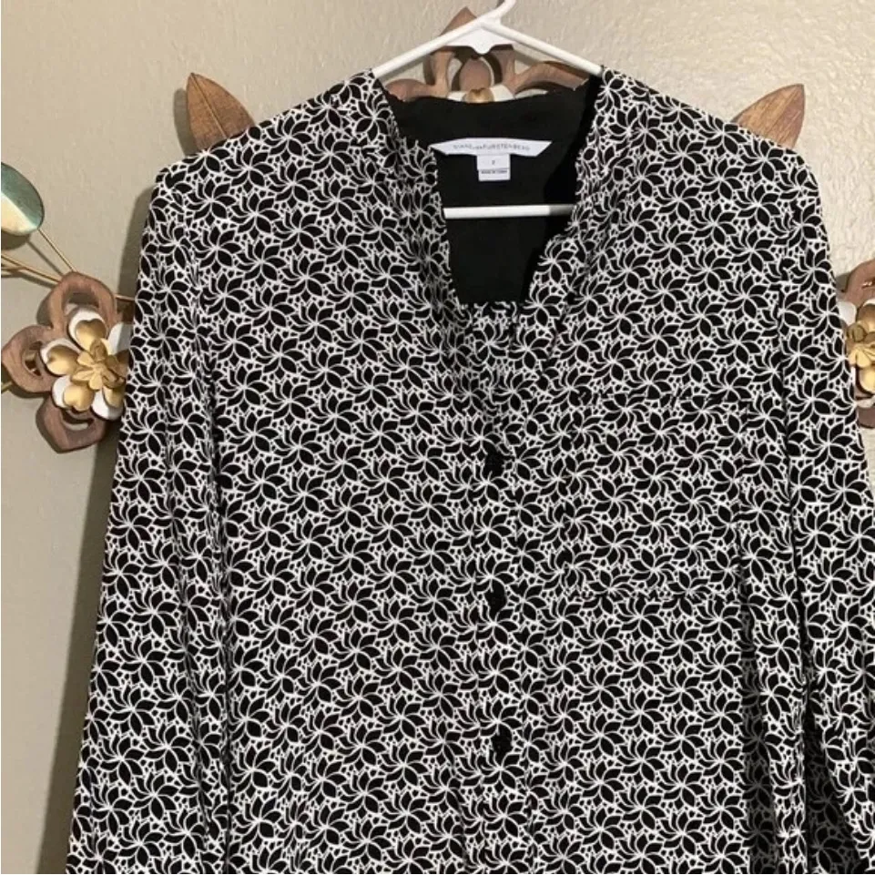 Diane Von Furstenberg Black White Button Front Silk Blouse Size 2 - Image 2