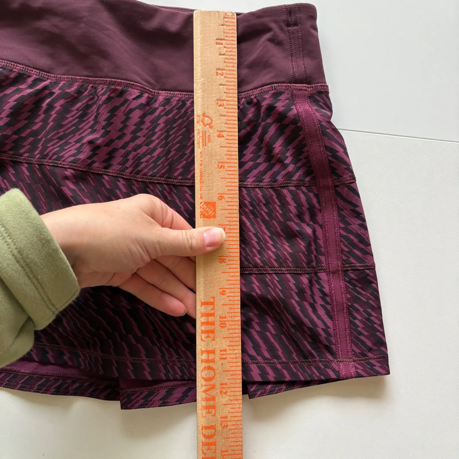 Lululemon Athletic Skirt Women's Size 6‎ Burgundy Black Print Built In Shorts - Image 4