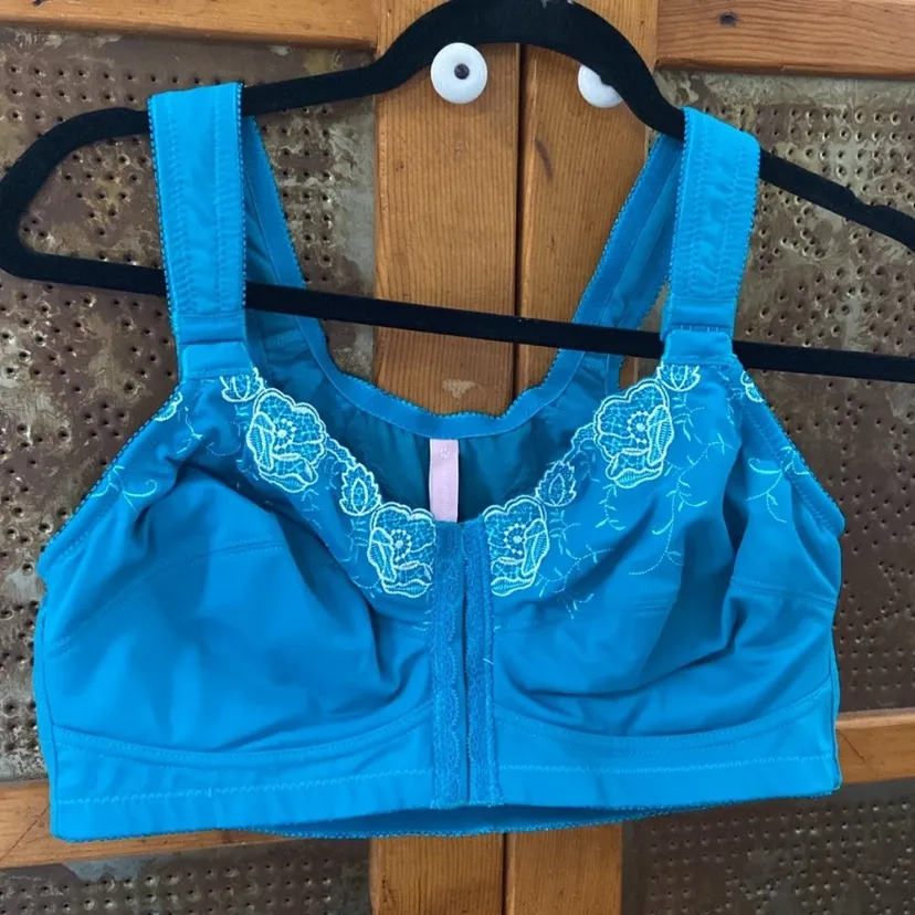 New Womens Front-Close Embroidered Wireless Posture Bra woman within Size 52B - Image 2