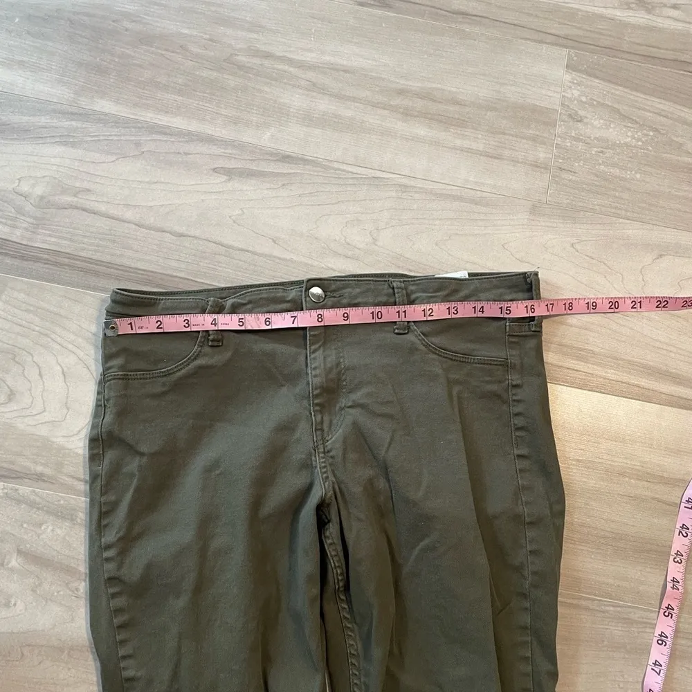 H&M Green Skinny Regular Ankle Length Denim Pants- Size 32 - Image 11