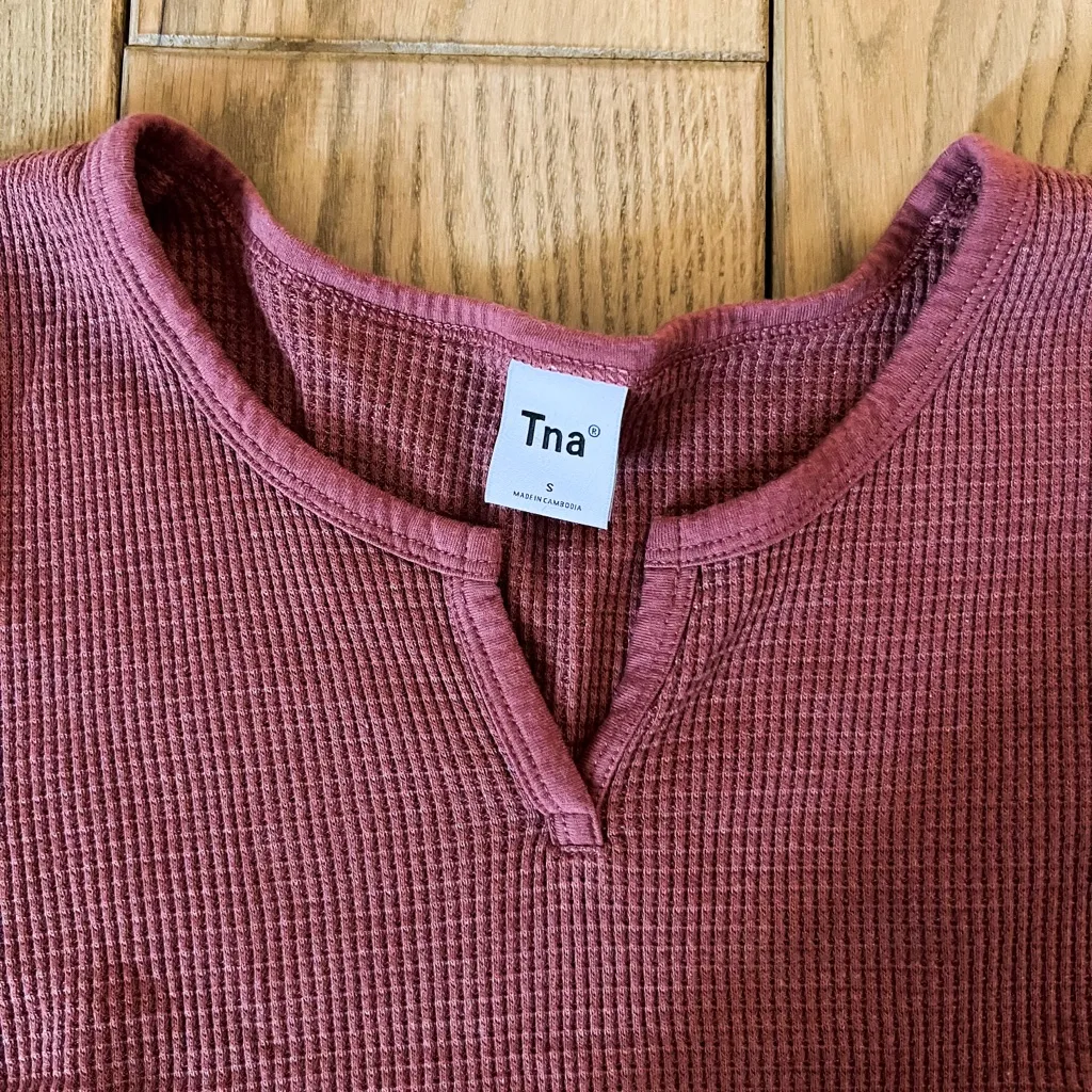 Aritzia TNA waffle-knit notch cropped tee - Image 2