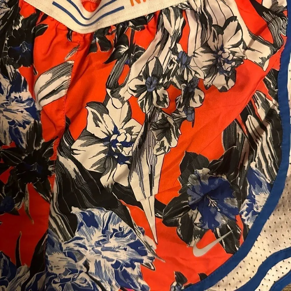 Nike hyper femme tempo floral shorts xs - Image 4