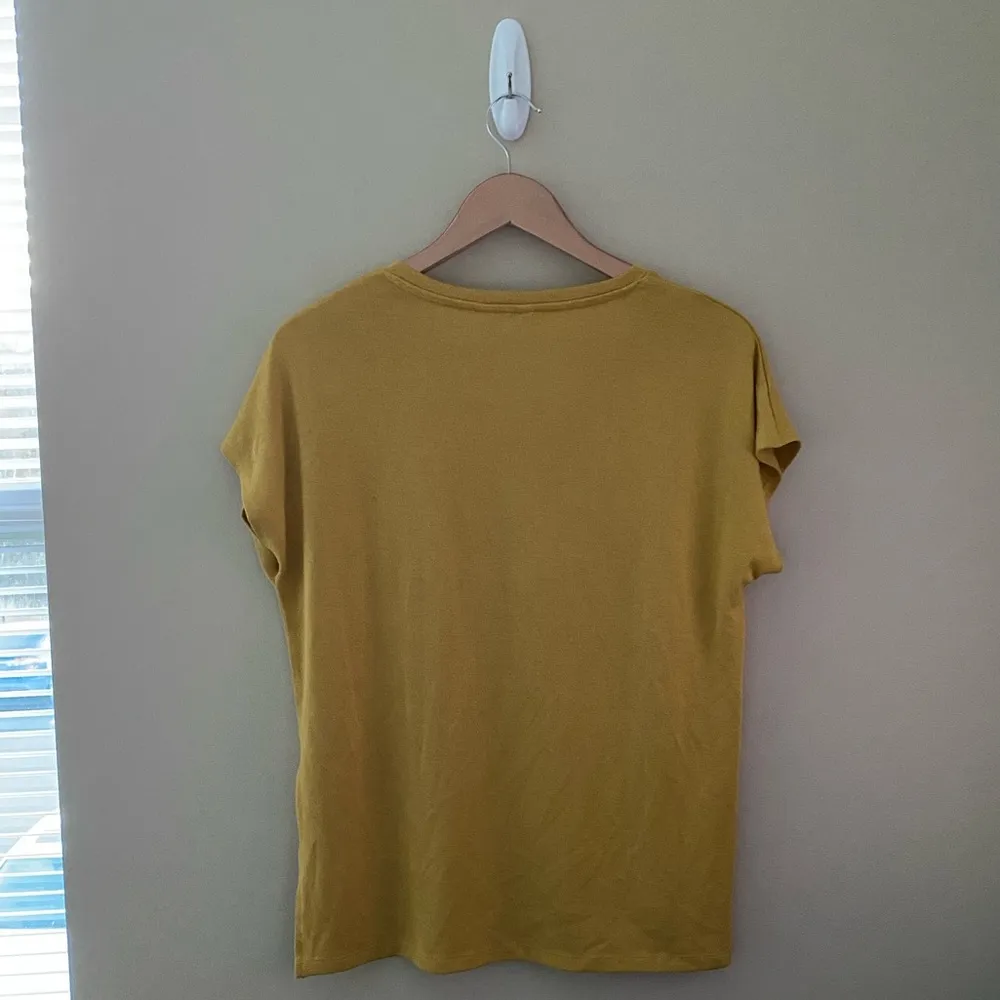 Women’s Orvis Yellow V-Neck Knit Short Sleeve Tunic Top Size Small - Image 3
