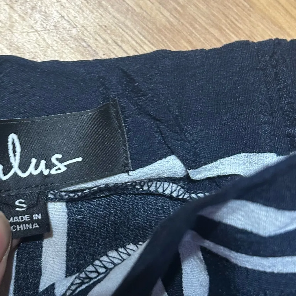 NWT Lulus ladies SMALL coastal Striped Navy and White Wide - Image 6