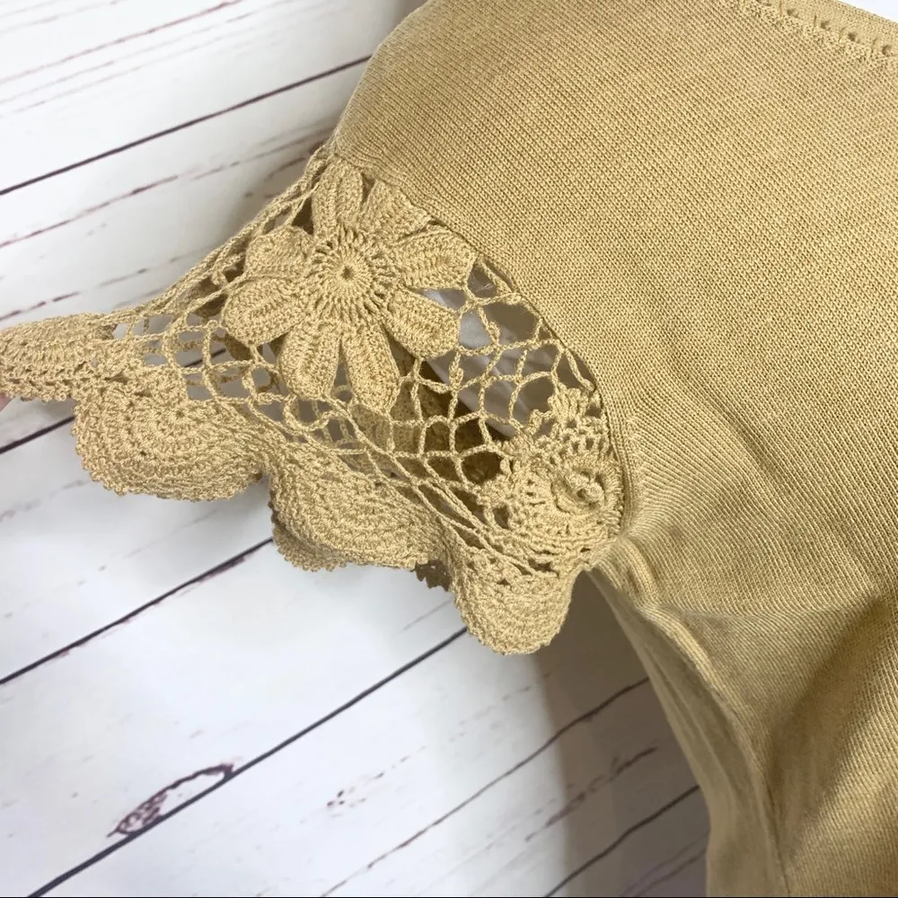 J. Jill Silk Blend Crochet Sleeve Beaded V Neck Top Size Small Tan Khaki Camel - Image 2