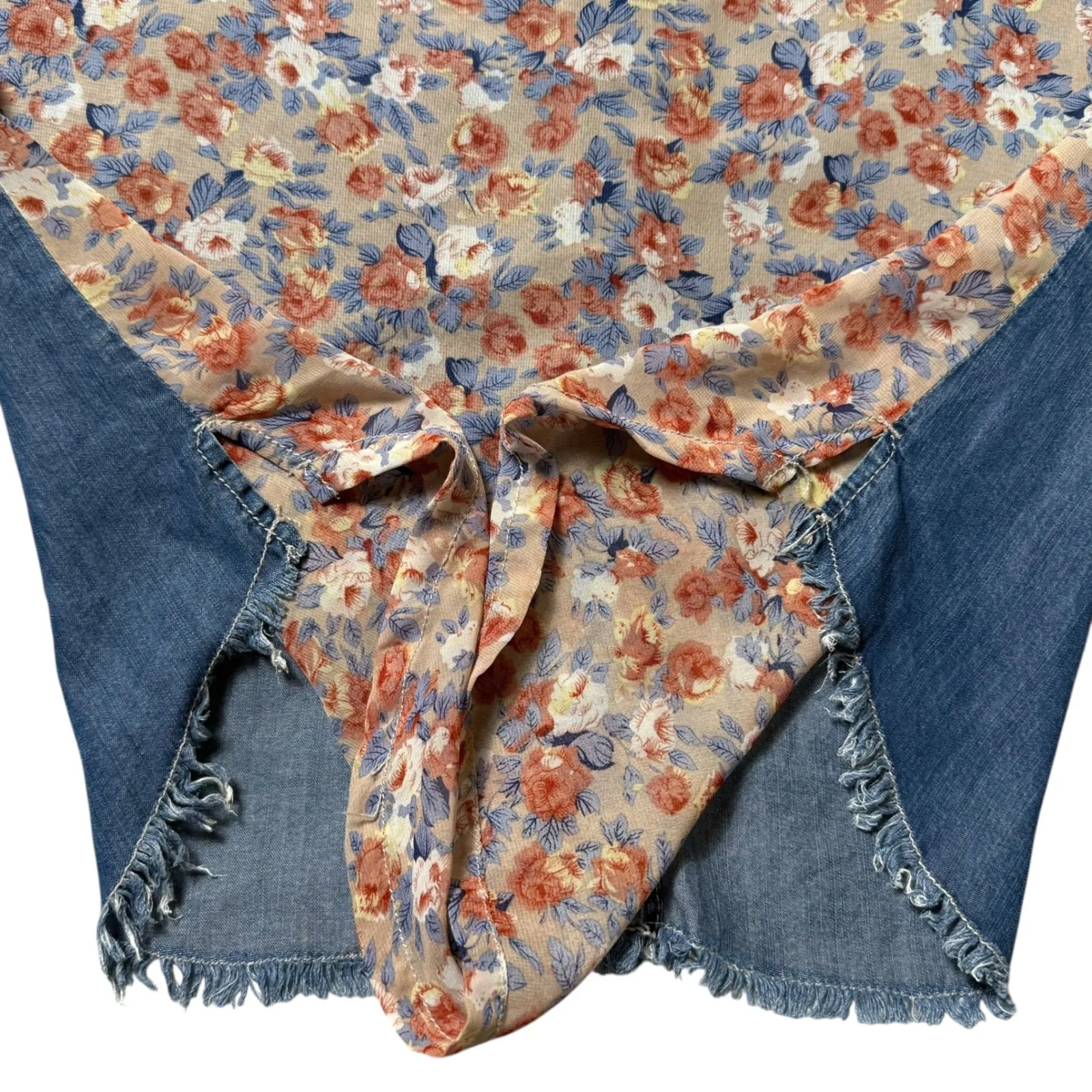 Celebrity Pink Denim Top Ombre Sleeveless Frayed Hem‎ Floral Accents - Image 5