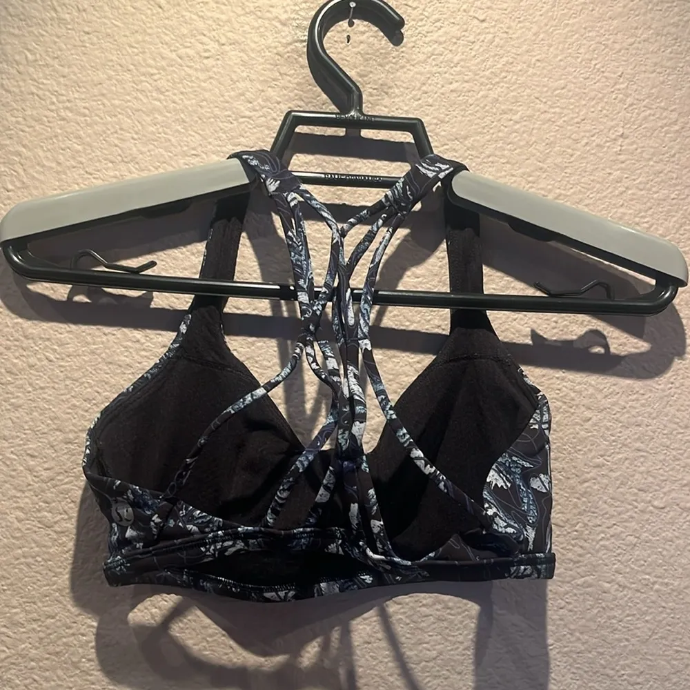 Lululemon Women’s Strappy Back Sports Bra Sports Top Size 2 - Image 4