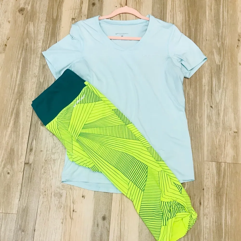 Brooks Greenlight Reversible Printed Capri & dry fit shirt sz Large bund… - Image 2