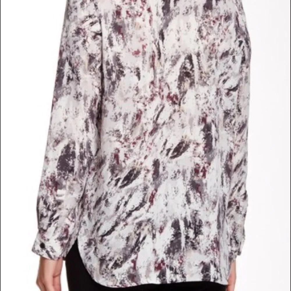 NWT Vince Camuto Printed V-Neck Long Sleeve Blouse S - Image 3
