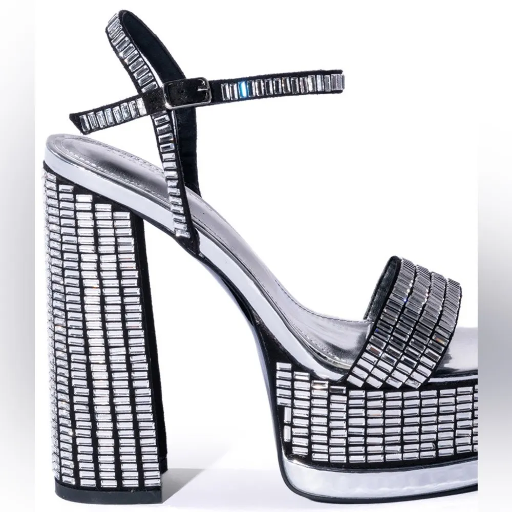AZALEA WANG CATRIONA CHUNKY EMBELLISHED SANDAL IN SILVER Black Size 9 - Image 9