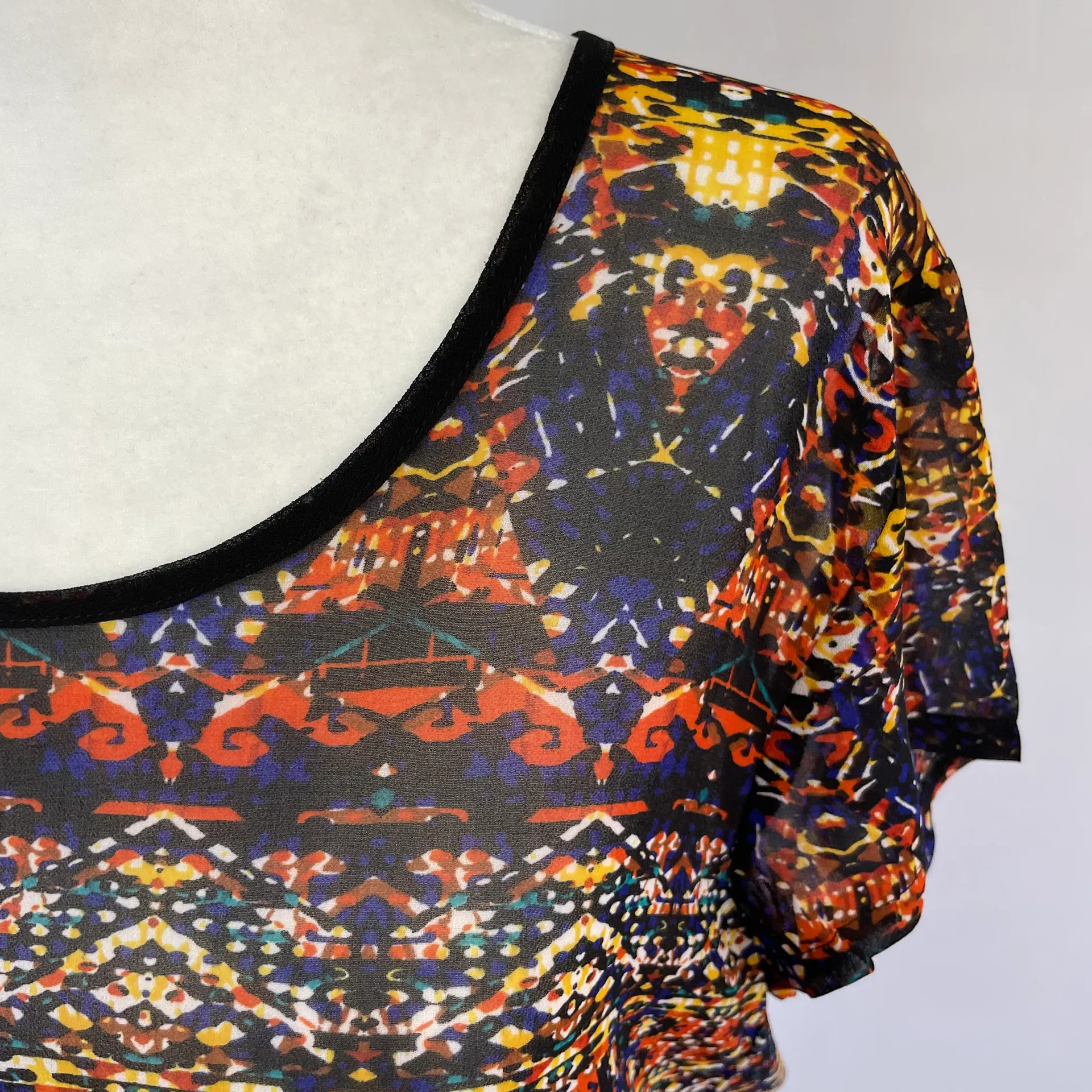 New  Sheer Chiffon Short Sleeve Top High Low Hem Multi Totem Print - Image 4