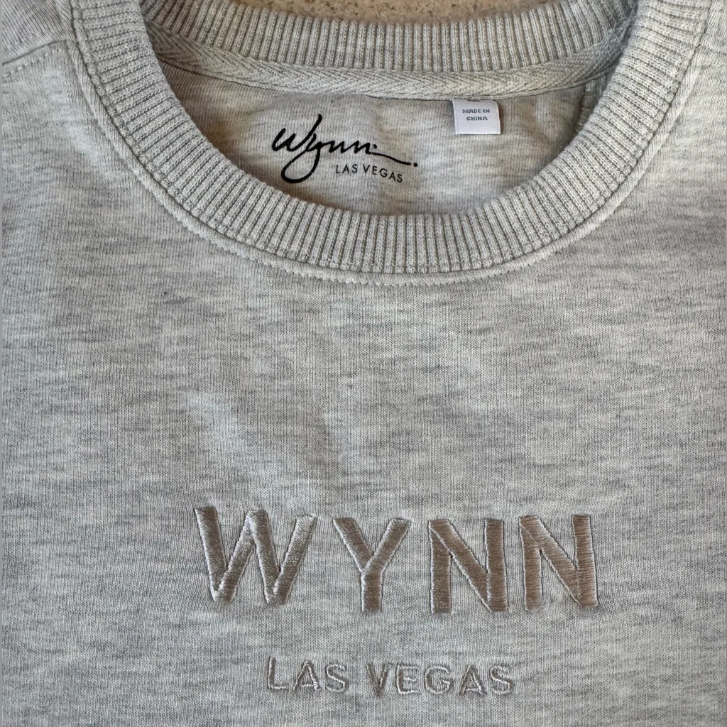 Wynn Las Vegas Embroidered Logo Crewneck Sweater Gray Medium Ribbed Side Slit - Image 3