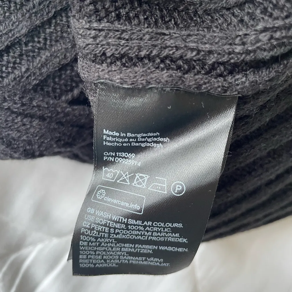 EUC H&M Black V-Neck Sweater Vest - Image 6