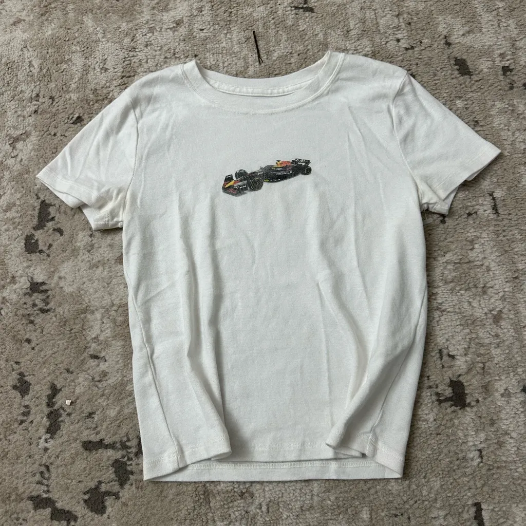 Hollister Oracle Red Bull Racing Graphic Baby Tee Size Small in White - Image 2