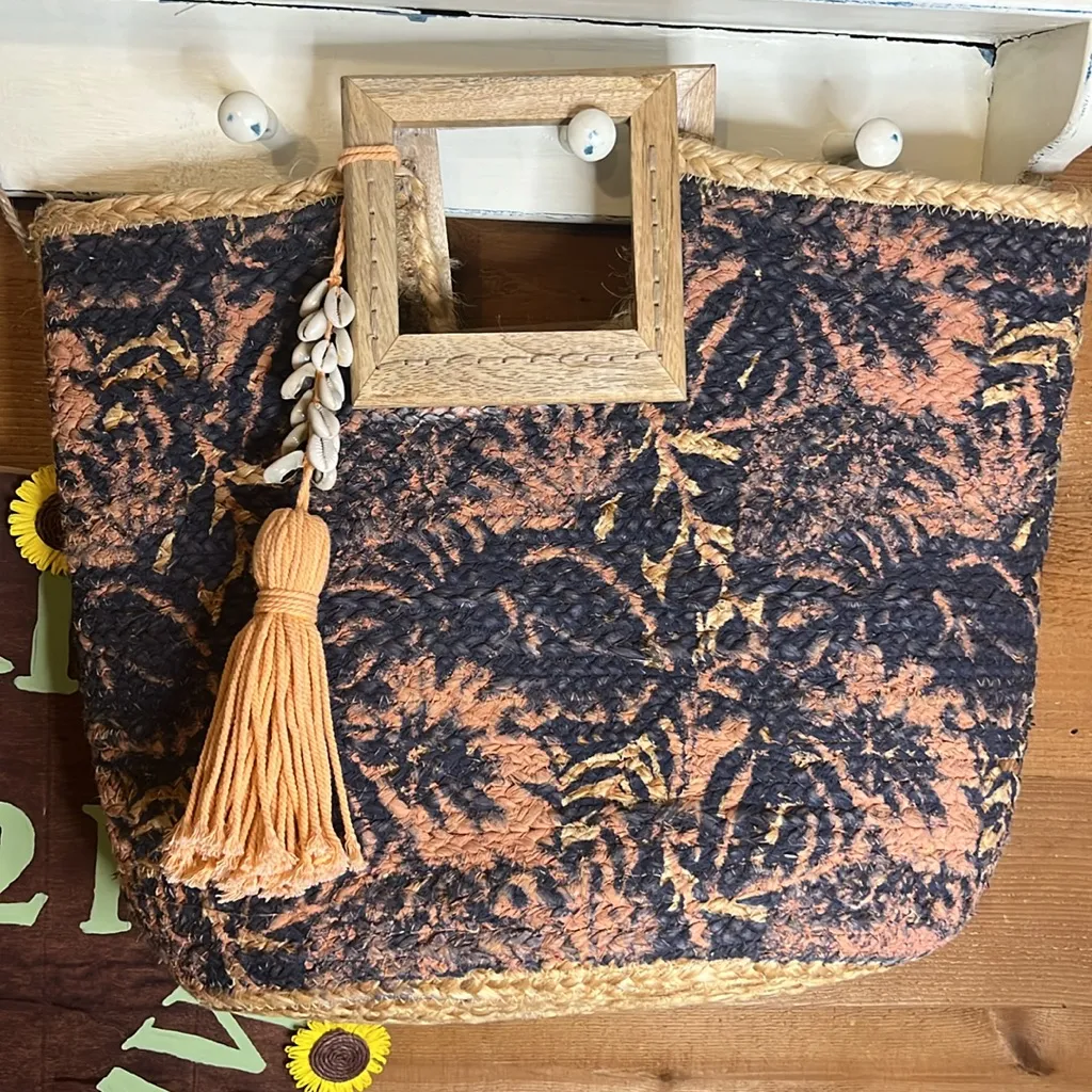 Twig and Arrow Jute Tote Woven Wood Tassel Beach Bag Large Boho Shell Coral Blue Brown - Image 3