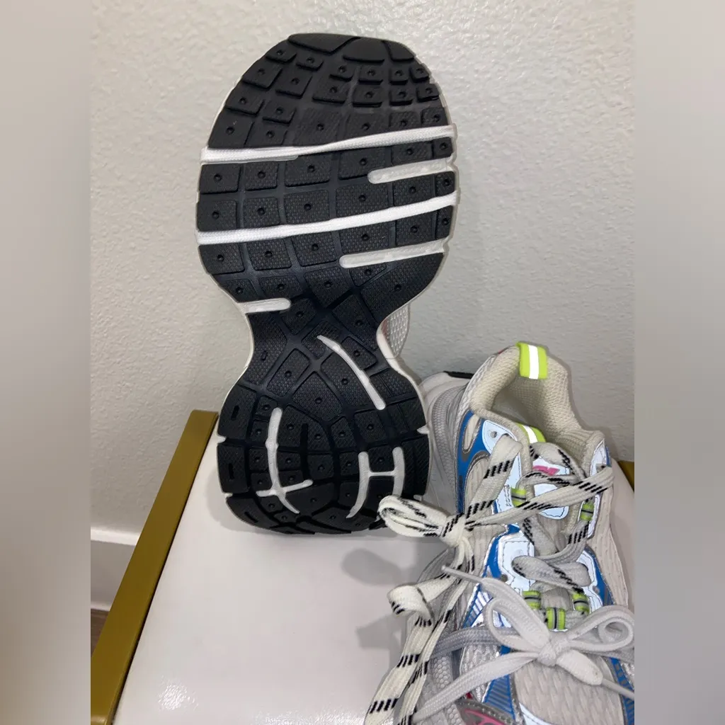 Stylish Wonen’s Fashion' Sneakers in Pink, Blue, and White Red Size 7.5 - Image 3