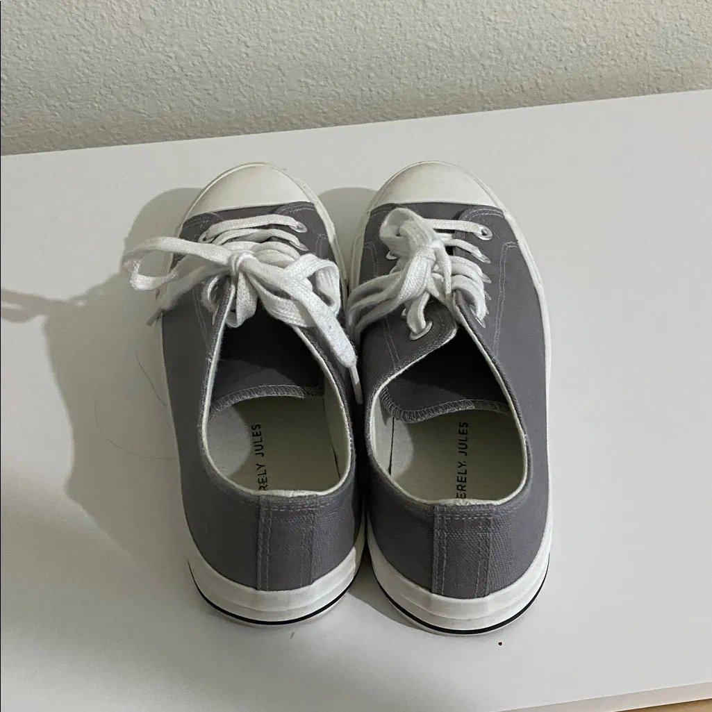 Sincerely Jules Gray and White Sneakers Size 8 - Image 3