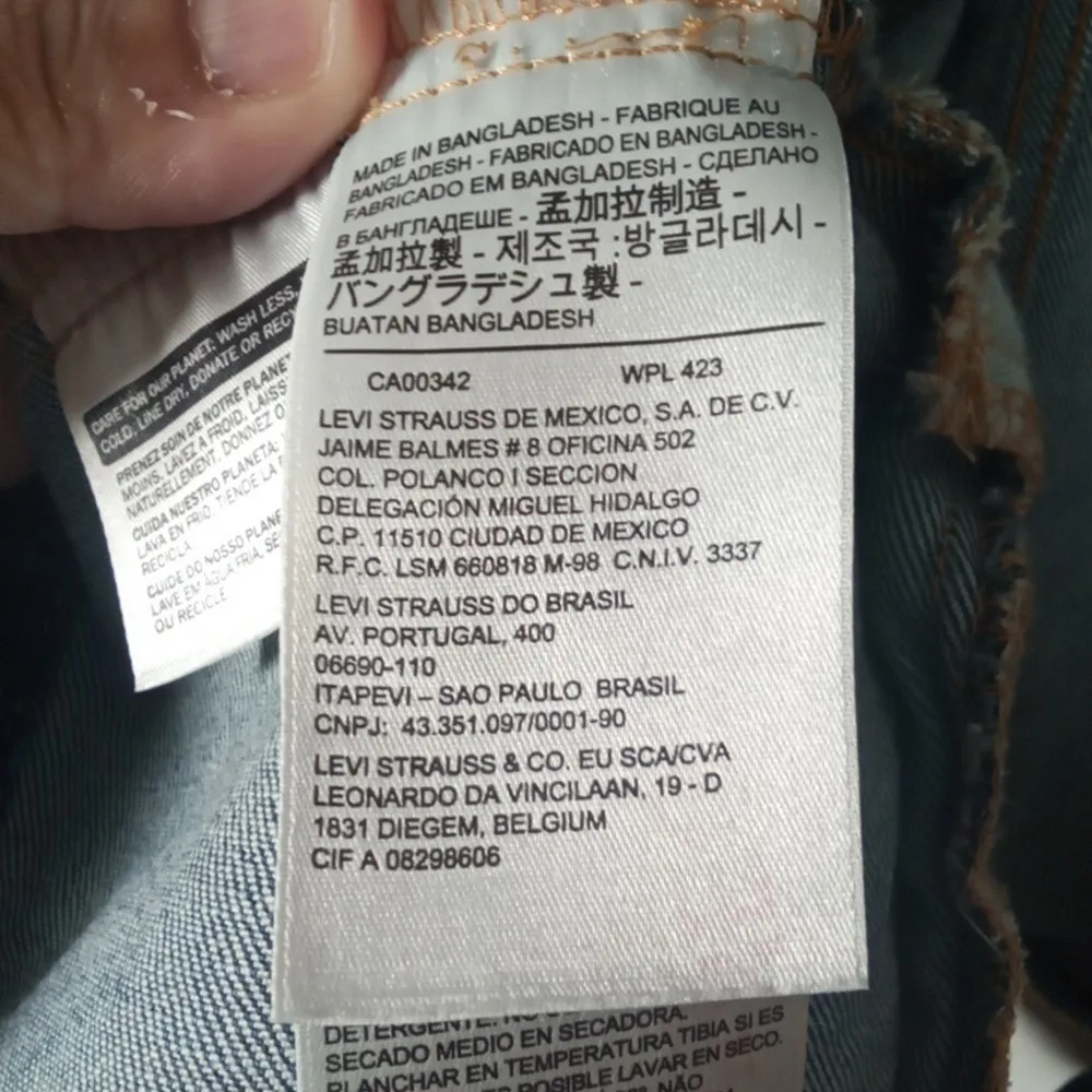 Levi's women  so Trucker denium button down jacket size large - Image 5