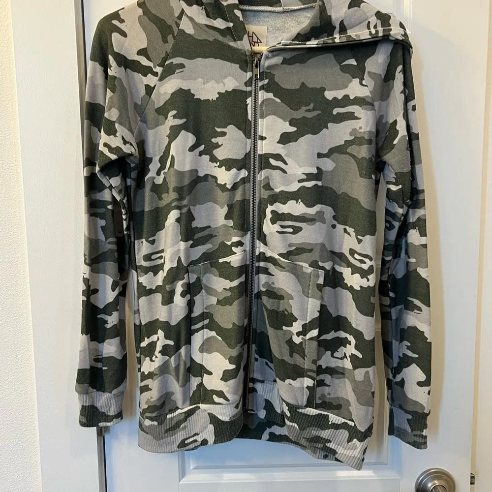 Chaser  Camo Hoodie Jacket. Womens Medium - Image 4