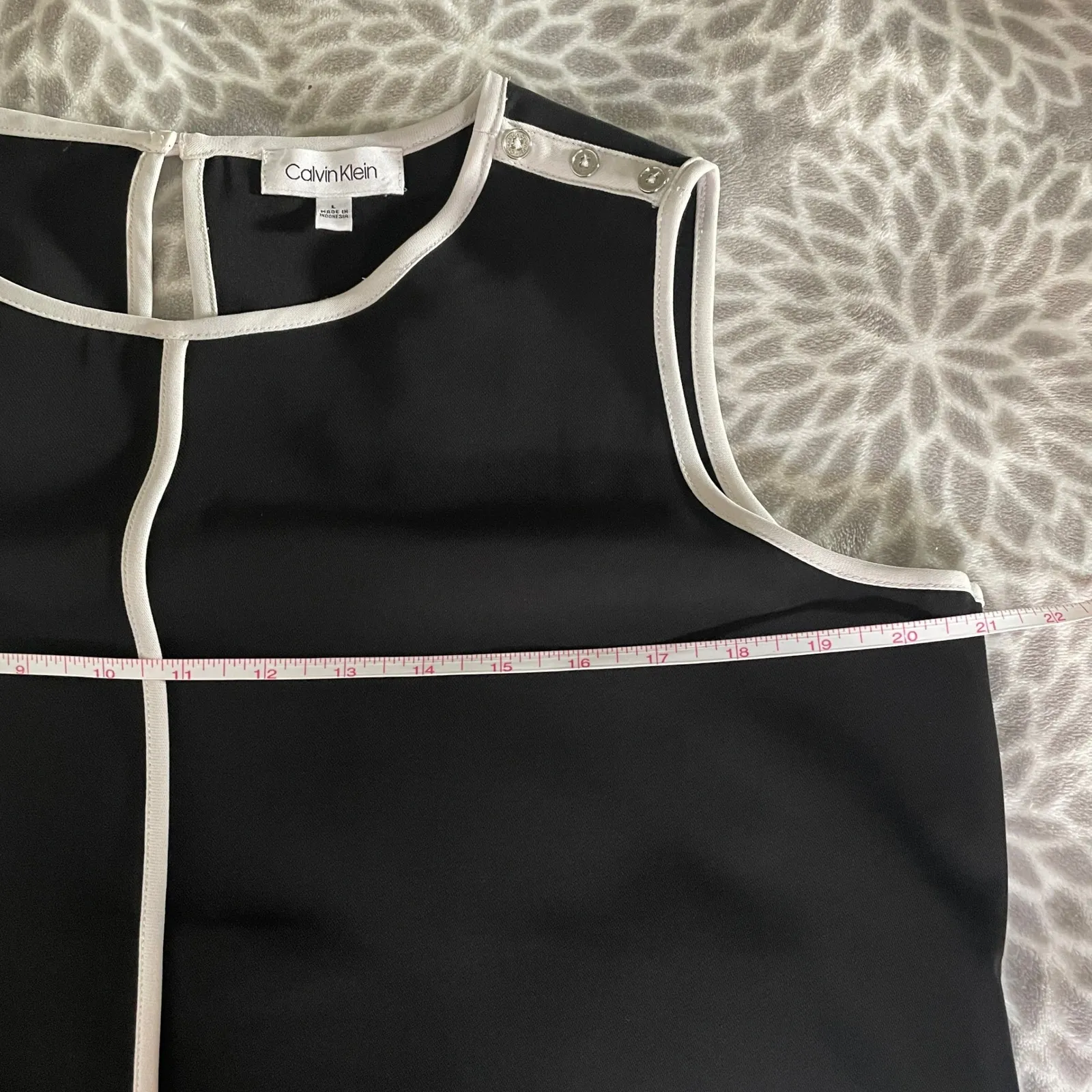 Calvin Klein Sleeveless Button Shoulder Blouse Large Black White Piping Career - Image 5