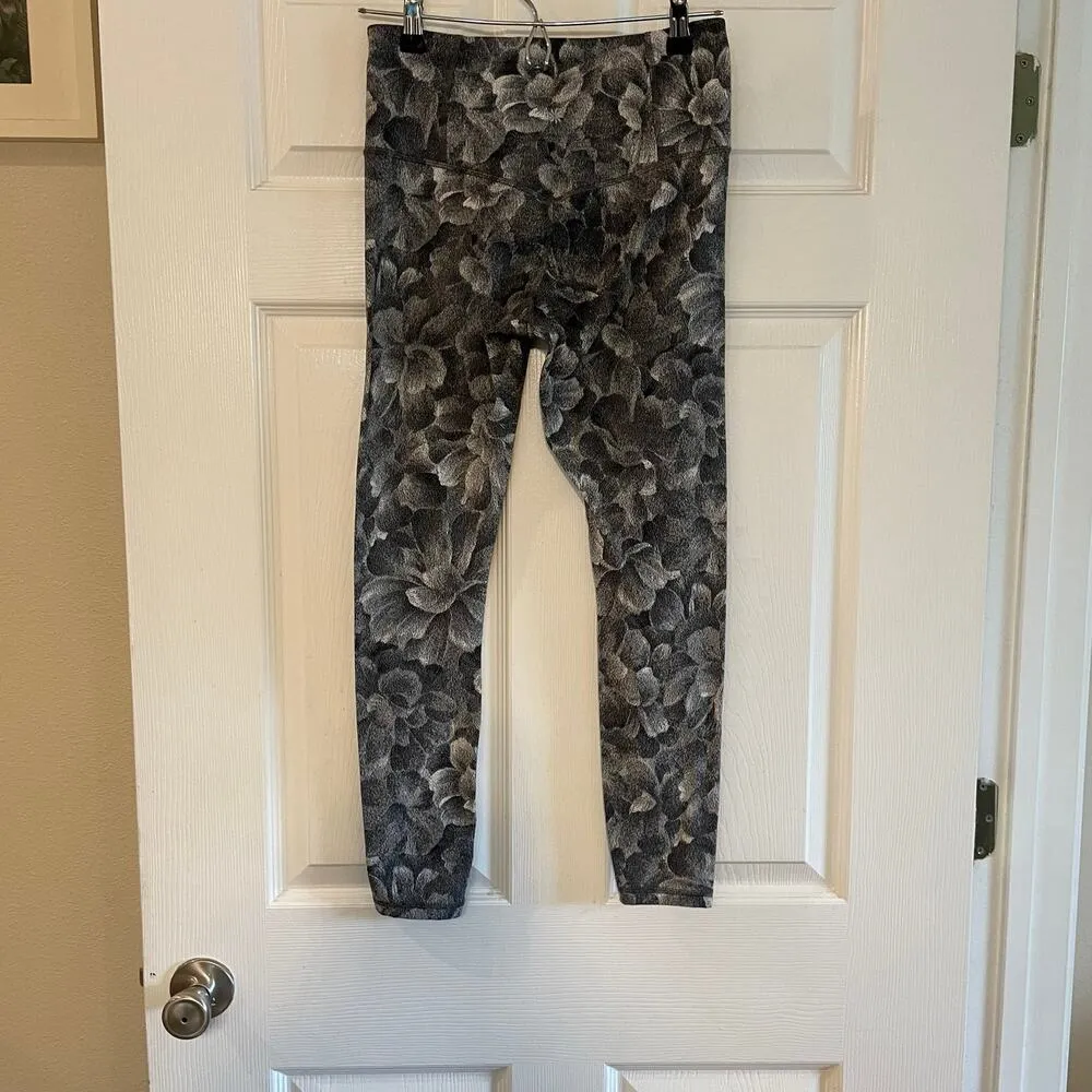 Athleta Elation Textured Tights in a Chakra Floral Black/Seasalt pattern. Sz sm - Image 2