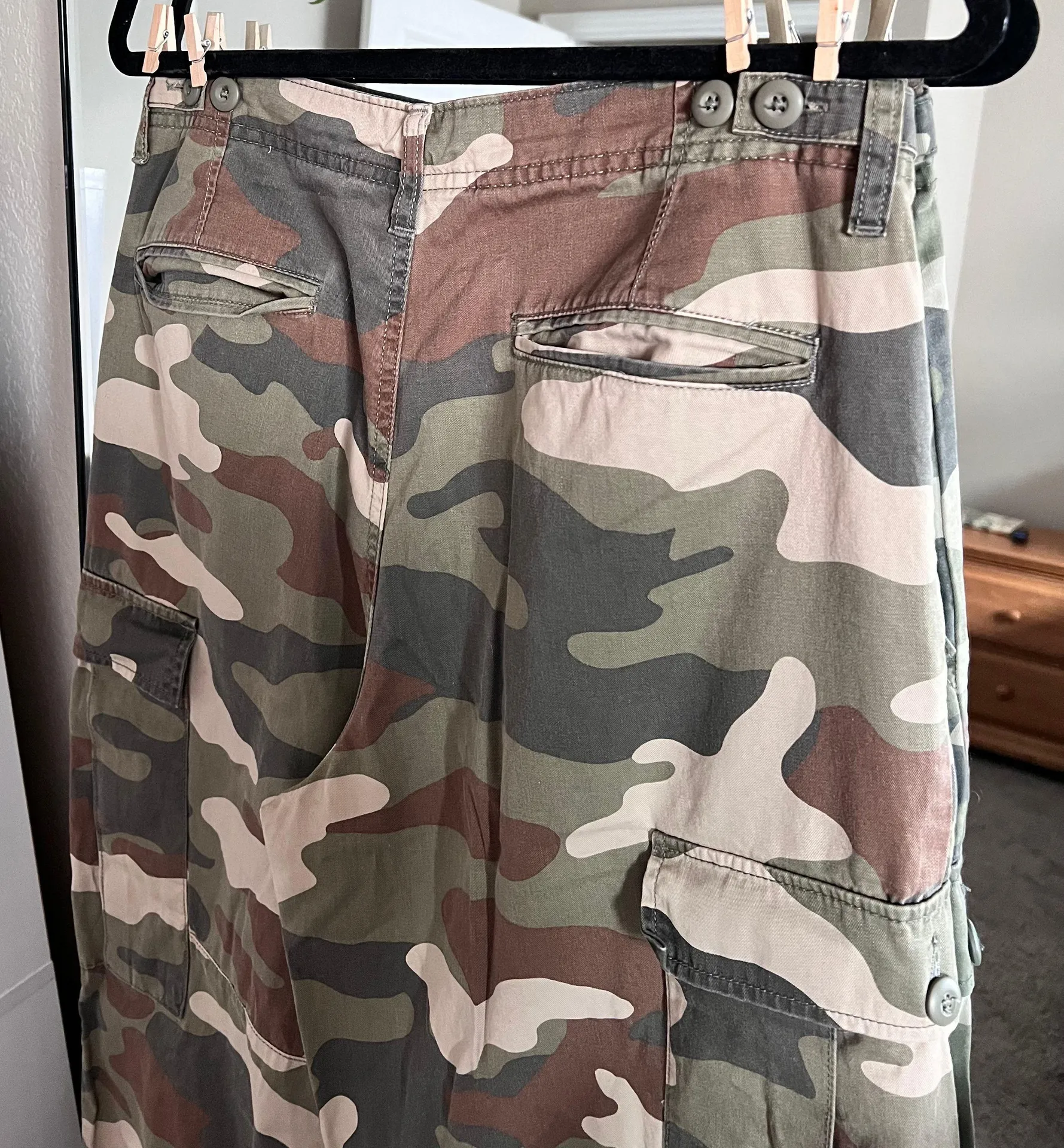 American Eagle Camo Cargo Pants - Image 3