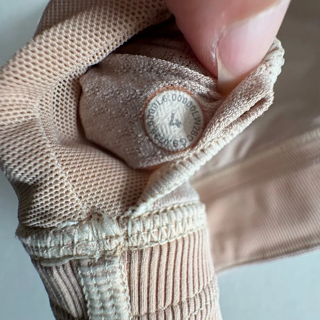 Women's Lululemon Free to be long line Sports Bra Size 4 light pink - Image 8