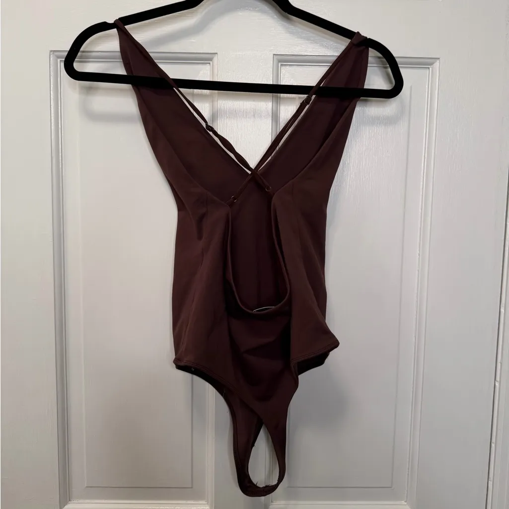 Babaton Aritzia Deep V Neck Bodysuit Brown Size Large - Image 2
