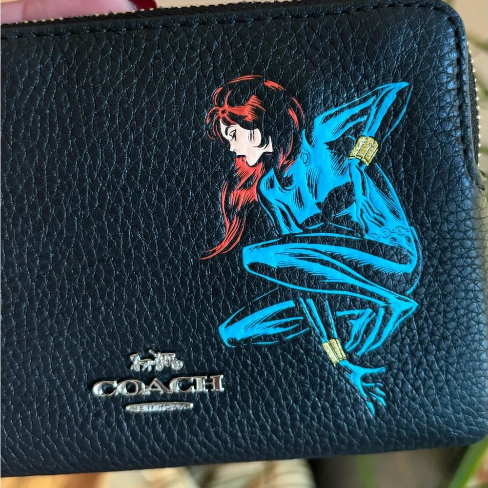 Limited Edition🔥Authentic COACH pebbled leather zip top wristlet "Wonder woman" - Image 8