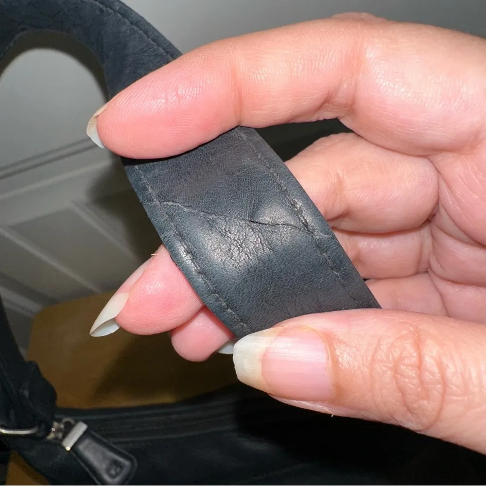 Fossil black leather one strap zipper front flap shoulder bag, 5“ x 10“ x 3“ - Image 9