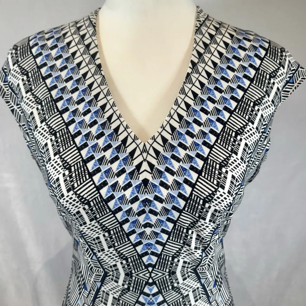 White House Black Market black white & blue geometric print sheath dress size 4 - Image 4