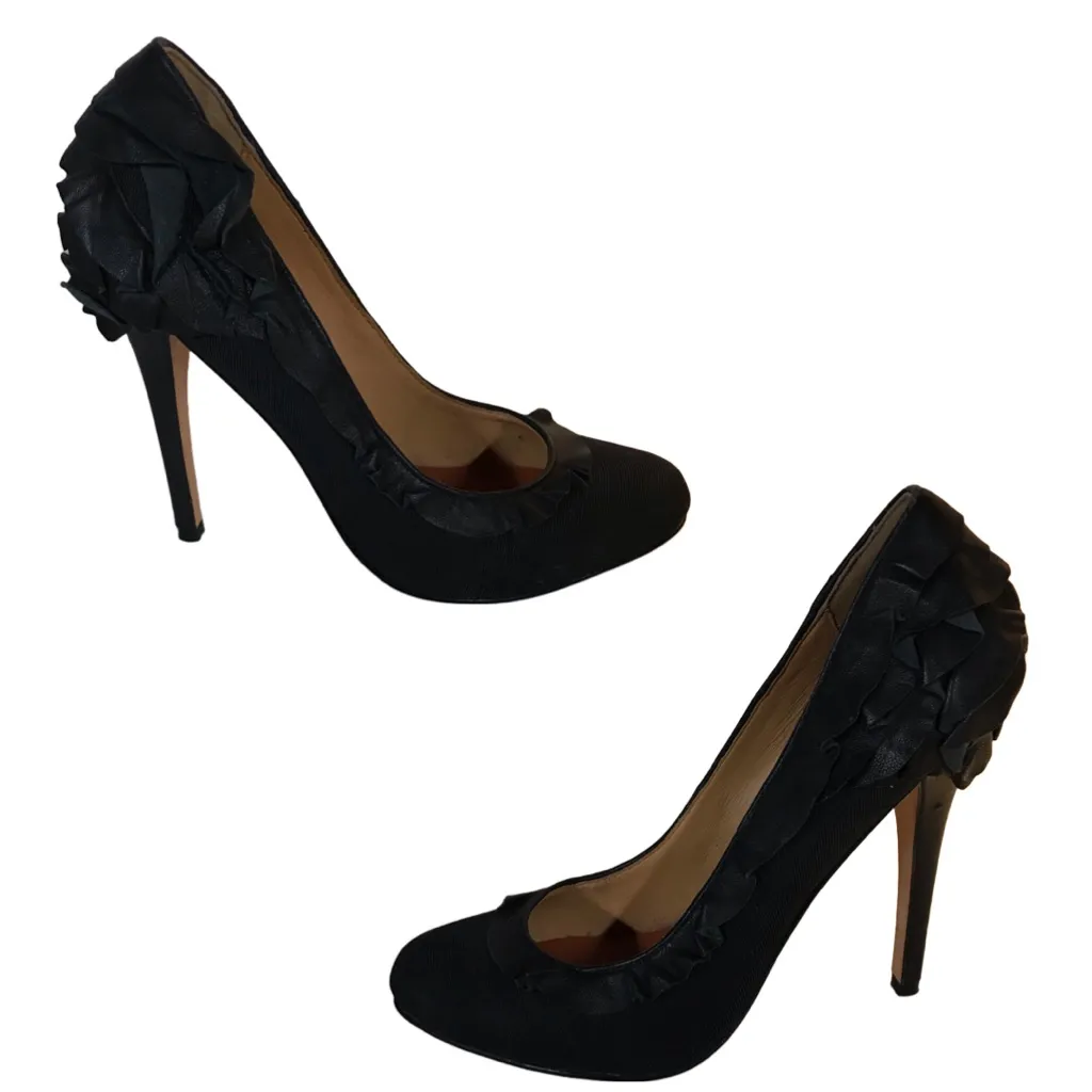 BADGLEY MISCHKA BLACK FABRIC & LEATHER RUFFLES CLASSIC PUMP HEELS (6.5M) - Image 5