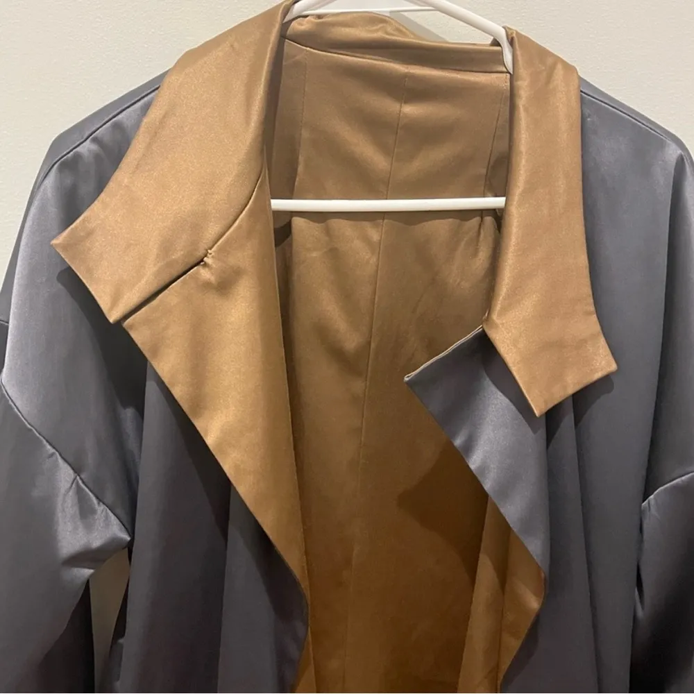 Stylish Silver and Gold Trench Coat with Modern Design Reversible with belt Gray Size M - Image 2