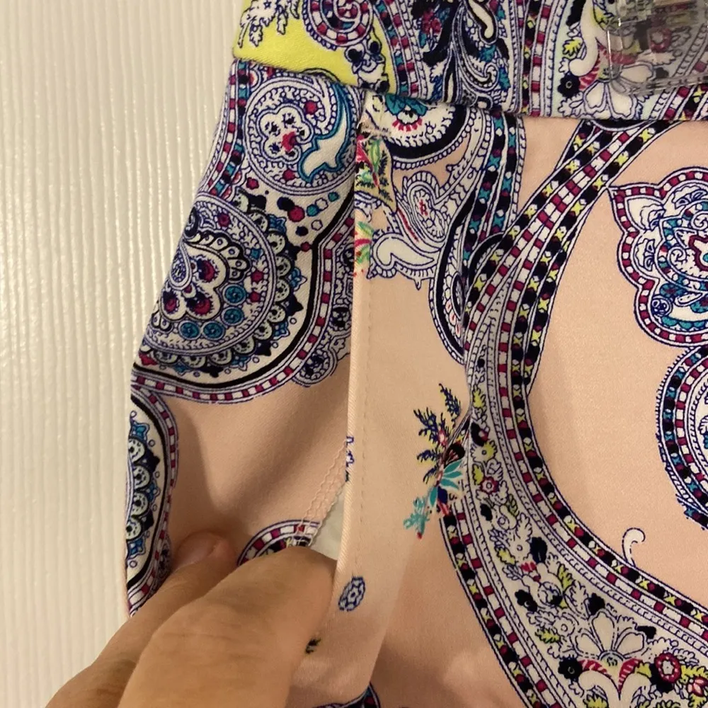 EXPRESS SHORTS size 8 brand new two front pockets zipper on the side waist 32” - Image 3