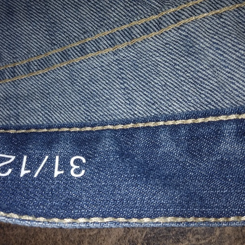 a.n.a. 12 36x27 Distressed High Waisted Boyfriend Stretch Capri Jeans - Image 4