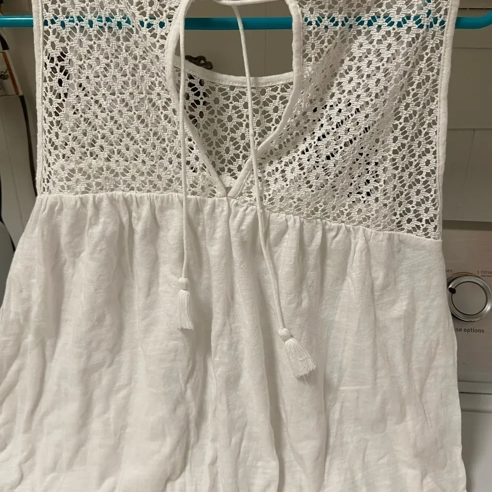 Lauren‎ Conrad white large tank top with pretty peek a boo pattern at top - Image 4