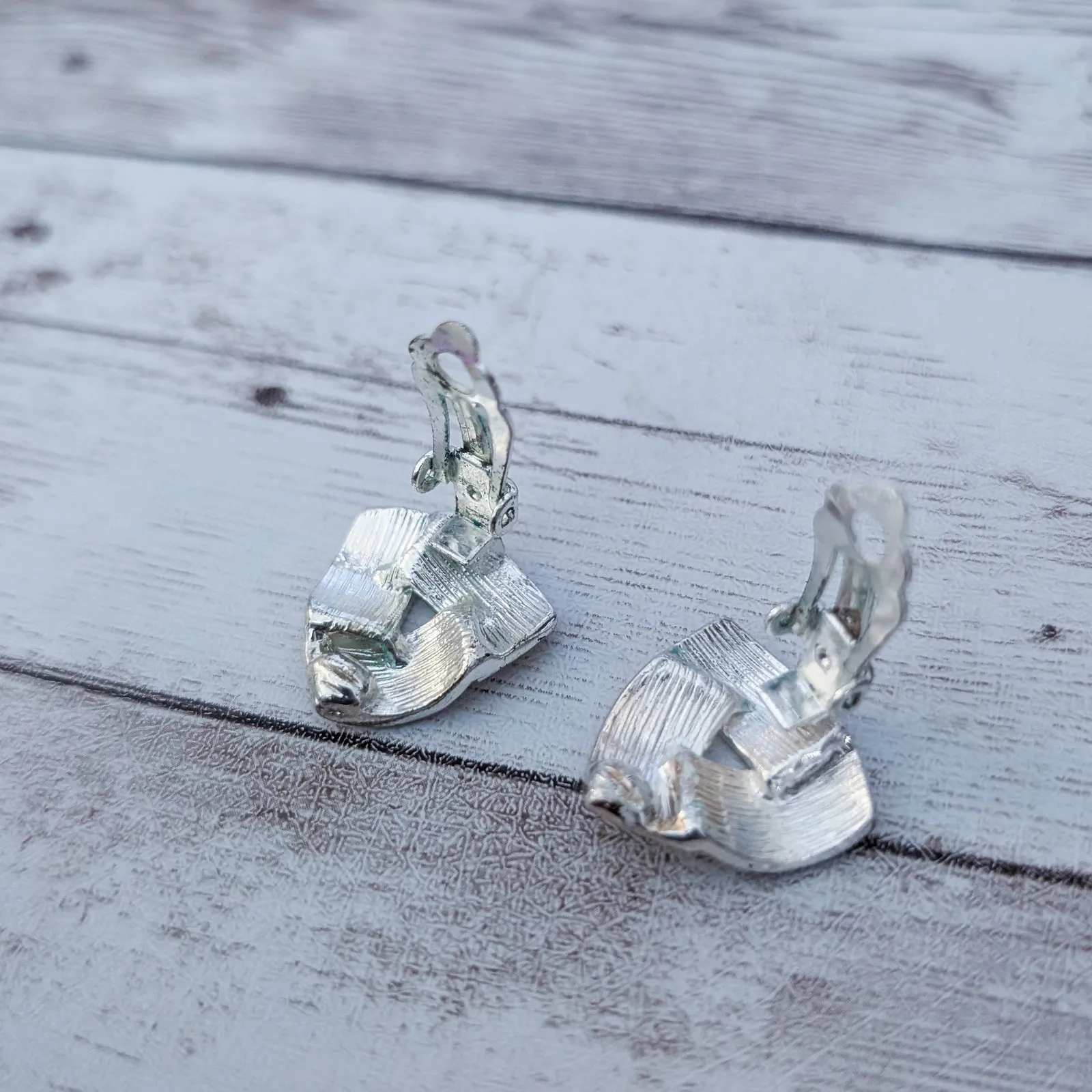 Vintage Clip On Earrings Cream & Silver Tone Triangular Shape 0.75" - Image 7